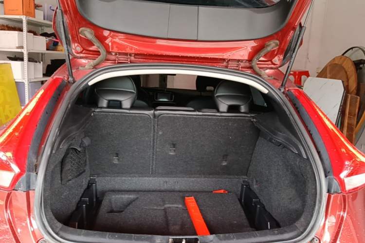 Used Volvo V40 2015 1.6T Zhiyi Edition Trunk