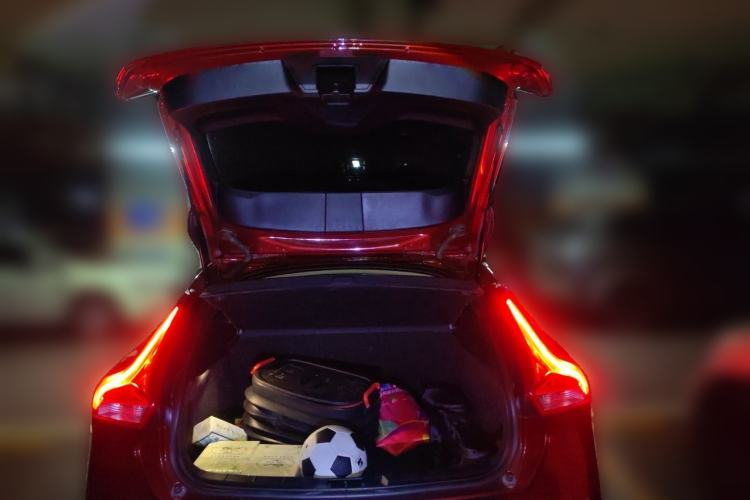Used Volvo V40 2015 1.6T Zhiyi Edition Trunk