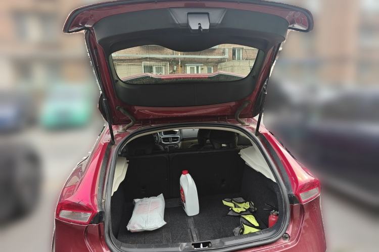 Used Volvo V40 2015 1.6T Zhiya Edition Trunk