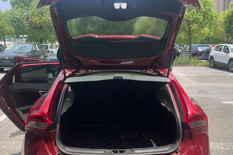Used Volvo V40 2015 1.6T Zhiyi Edition Trunk