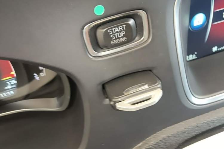 Used Volvo V40 2015 1.6T Zhiya Edition Vehicle Key