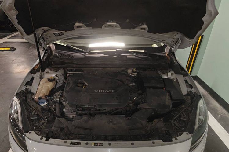 Used Volvo V40 2015 1.6T Zhiyi Edition Engine Bay
