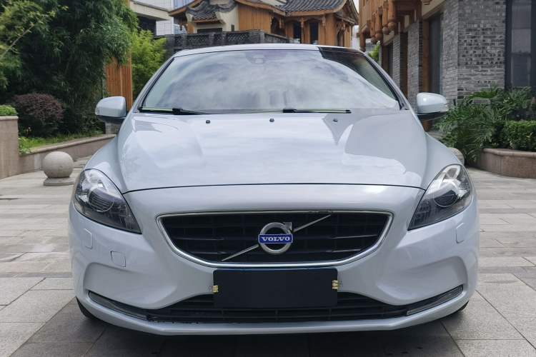 Used Volvo V40 2015 1.6T Zhiyi Edition Exterior 1