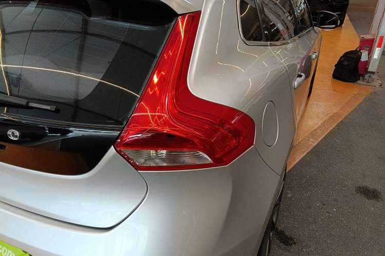 Used Volvo V40 2015 1.6T Zhiyi Edition Exterior 3