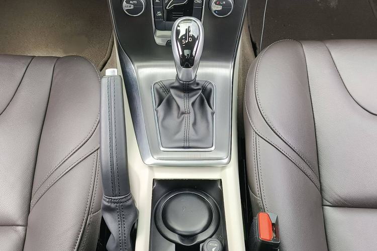 Used Volvo V40 2015 1.6T Zhiyi Edition Gear Lever