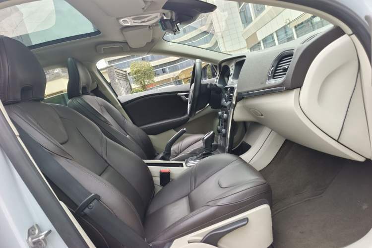 Used Volvo V40 2015 1.6T Zhiyi Edition Interior 1