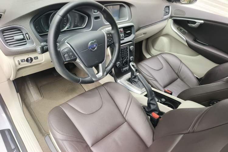 Used Volvo V40 2015 1.6T Zhiyi Edition Interior 11