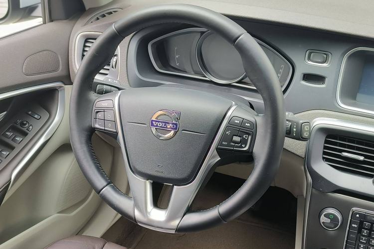 Used Volvo V40 2015 1.6T Zhiyi Edition Interior 12