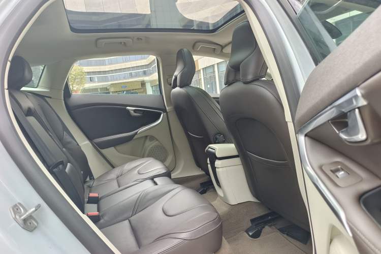 Used Volvo V40 2015 1.6T Zhiyi Edition Interior 2