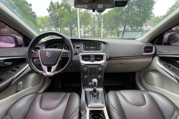 Used Volvo V40 2015 1.6T Zhiyi Edition Interior 2