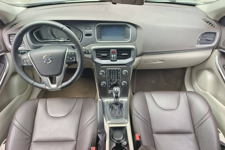 Used Volvo V40 2015 1.6T Zhiyi Edition Interior 3