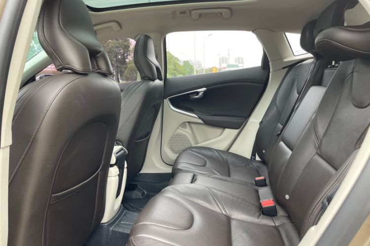 Used Volvo V40 2015 1.6T Zhiyi Edition Interior 3