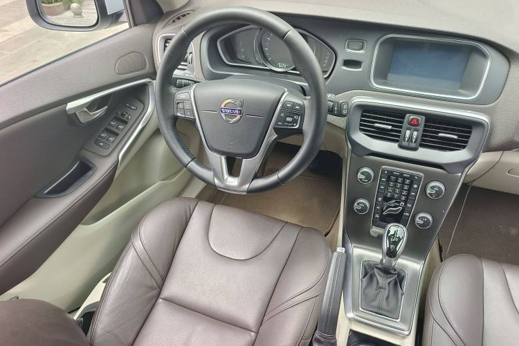 Used Volvo V40 2015 1.6T Zhiyi Edition Interior 4