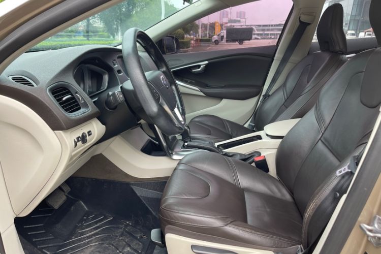 Used Volvo V40 2015 1.6T Zhiyi Edition Interior 4
