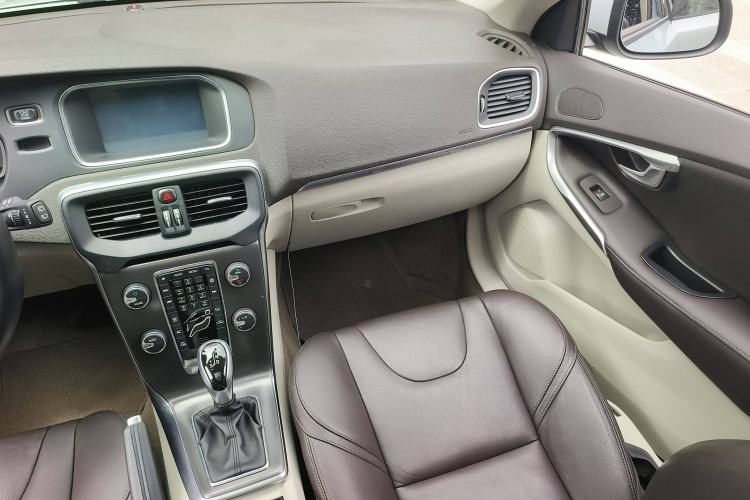 Used Volvo V40 2015 1.6T Zhiyi Edition Interior 5