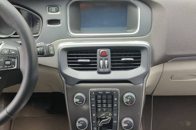 Used Volvo V40 2015 1.6T Zhiyi Edition Interior 7