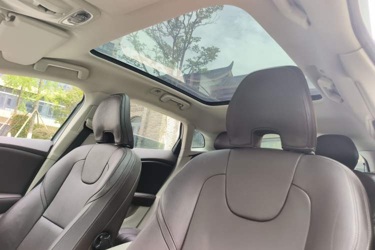 Used Volvo V40 2015 1.6T Zhiyi Edition Interior 8