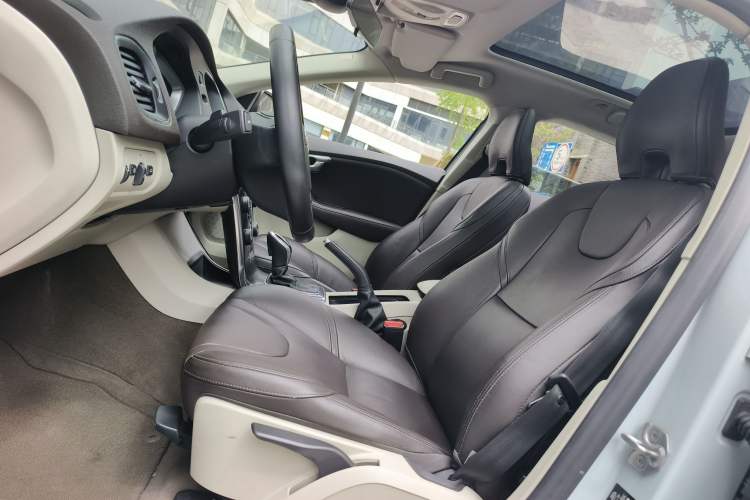 Used Volvo V40 2015 1.6T Zhiyi Edition Interior 9