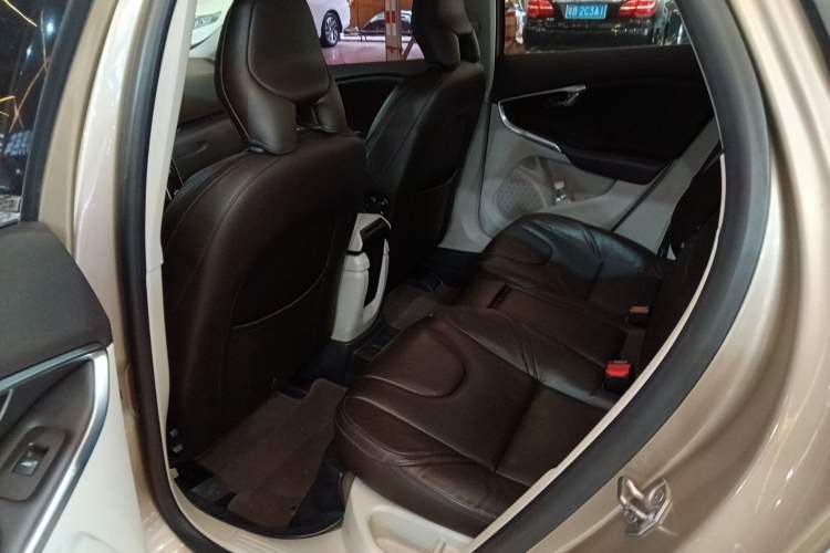 Used Volvo V40 2015 1.6T Zhiyi Edition Left Rear Seat