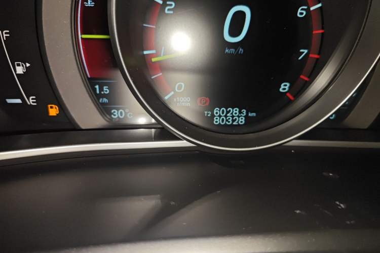 Used Volvo V40 2015 1.6T Zhiyi Edition Odometer Close Up