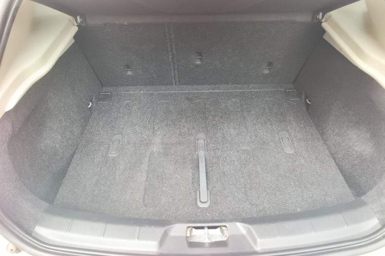 Used Volvo V40 2015 1.6T Zhiyi Edition Trunk