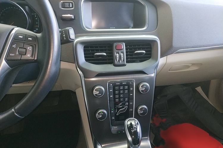 Used Volvo V40 2015 1.6T Zhiyi Edition Audio And AC Panel