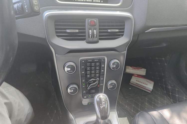 Used Volvo V40 2015 1.6T Zhiya Edition Audio And AC Panel