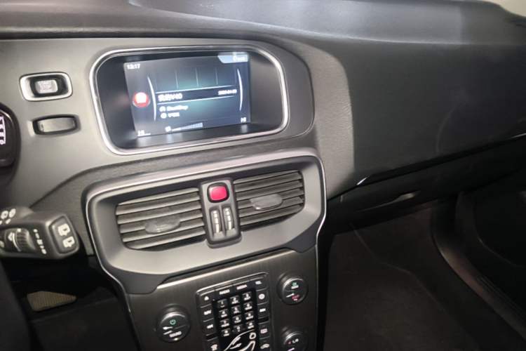 Used Volvo V40 2015 1.6T Zhiyi Edition Audio And AC Panel