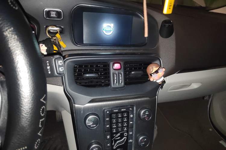 Used Volvo V40 2015 1.6T Zhiya Edition Audio And AC Panel