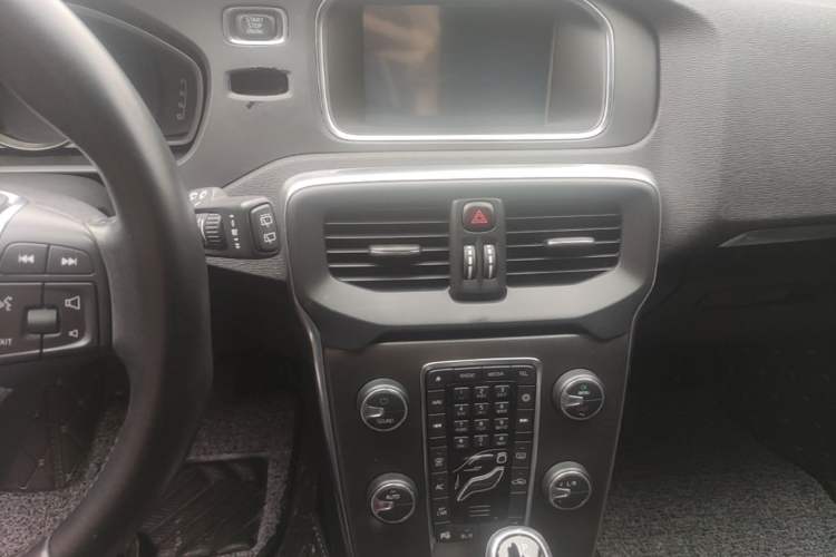 Used Volvo V40 2015 1.6T Zhiya Edition Audio And AC Panel