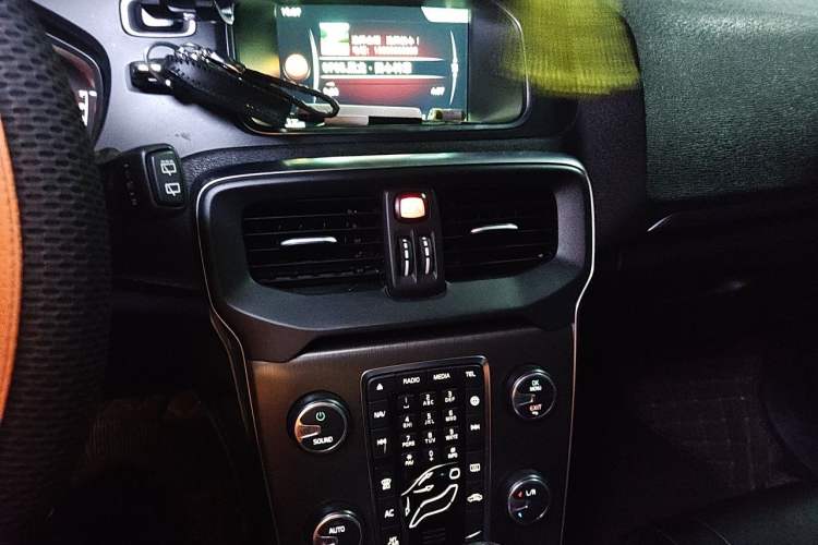 Used Volvo V40 2015 1.6T Zhiya Edition Audio And AC Panel