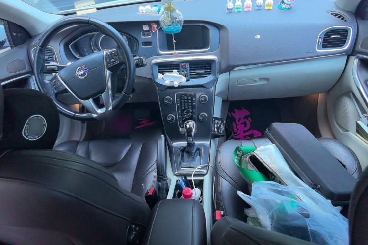 Used Volvo V40 2015 1.6T Zhiya Edition Center Console