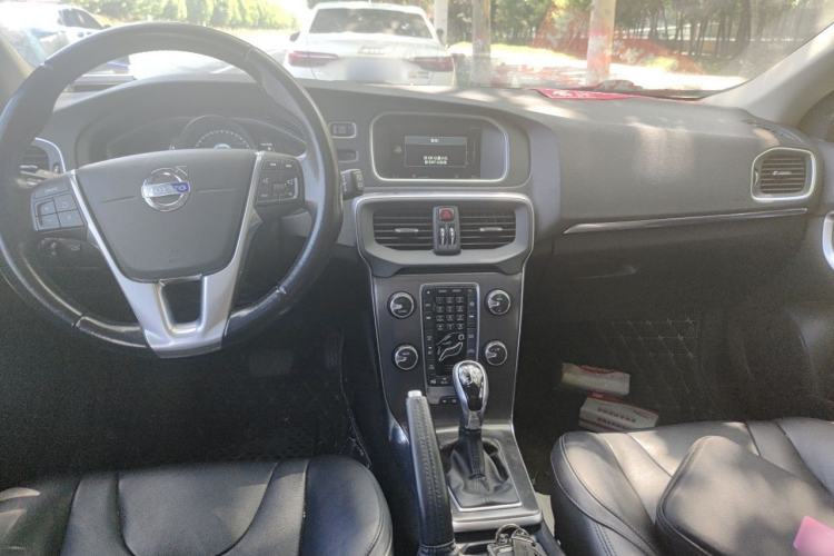Used Volvo V40 2015 1.6T Zhiya Edition Center Console
