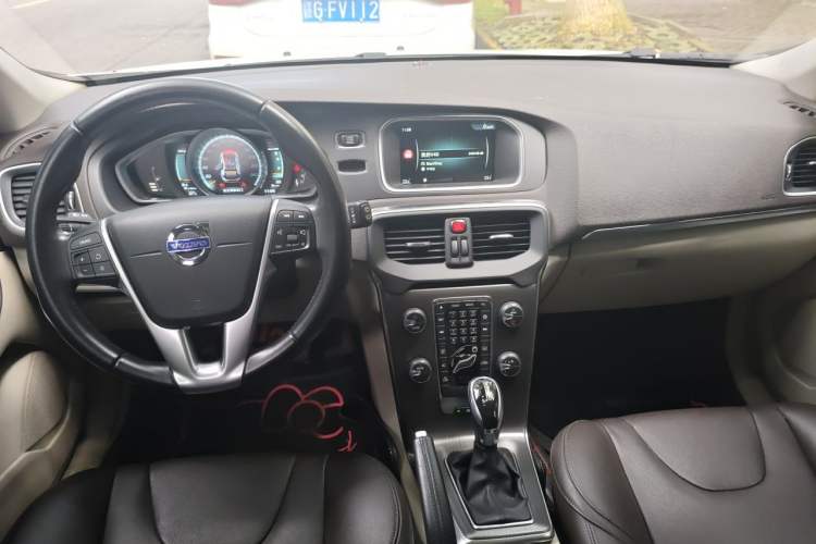Used Volvo V40 2015 1.6T Zhiyi Edition Center Console