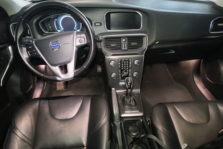 Used Volvo V40 2015 1.6T Zhiyi Edition Center Console