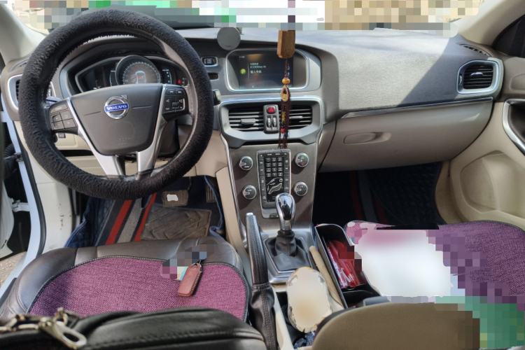 Used Volvo V40 2015 1.6T Zhiyi Edition Center Console