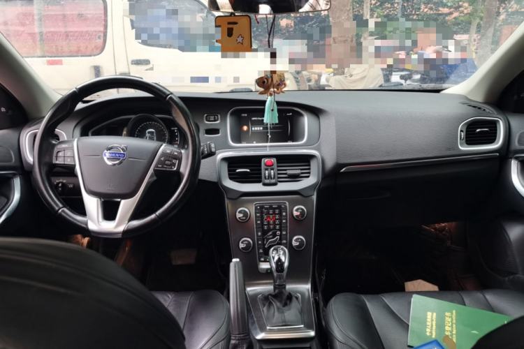 Used Volvo V40 2015 1.6T Zhiya Edition Center Console