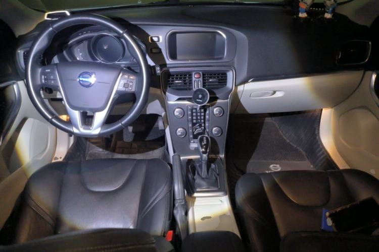 Used Volvo V40 2015 1.6T Zhiya Edition Center Console