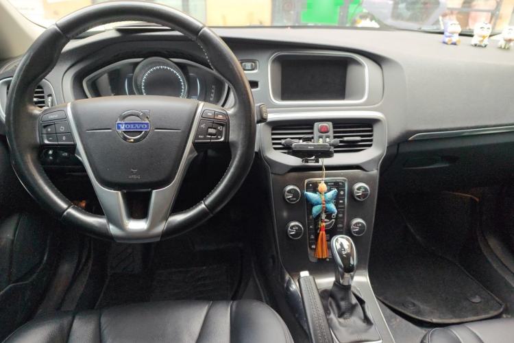 Used Volvo V40 2015 1.6T Zhiya Edition Center Console