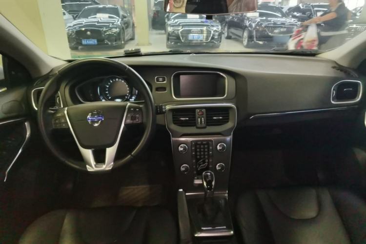 Used Volvo V40 2015 1.6T Zhiya Edition Center Console