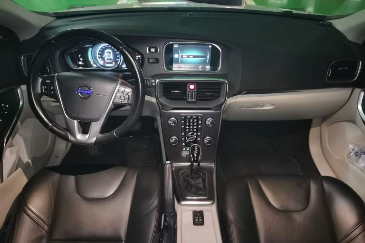 Used Volvo V40 2015 1.6T Zhiya Edition Center Console