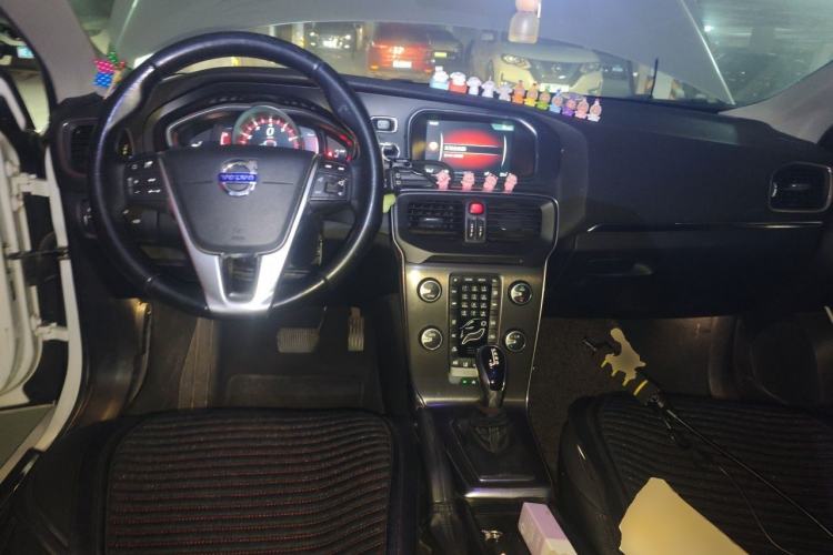 Used Volvo V40 2015 1.6T Zhiya Edition Center Console