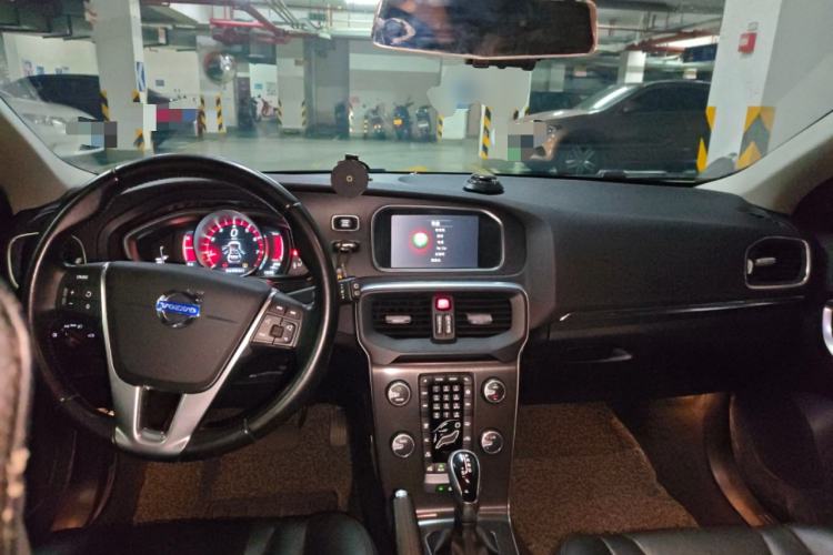 Used Volvo V40 2015 1.6T Zhiya Edition Center Console