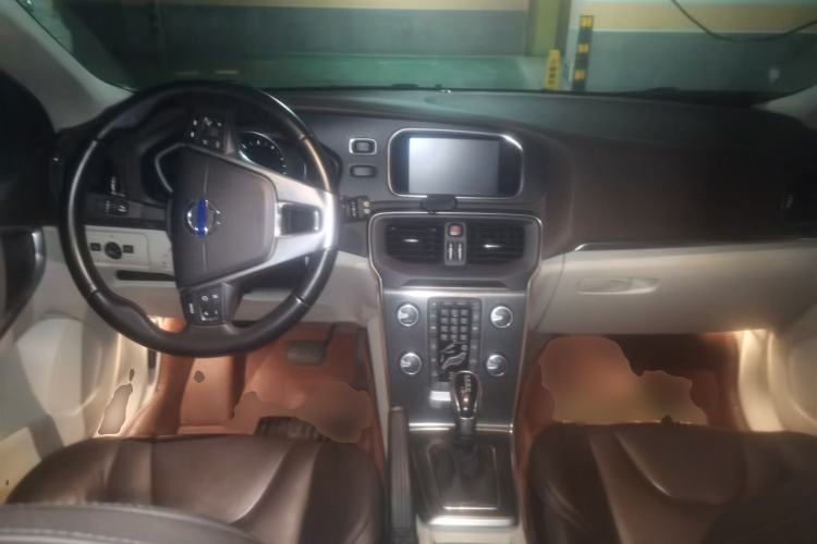 Used Volvo V40 2015 1.6T Zhiyi Edition Center Console