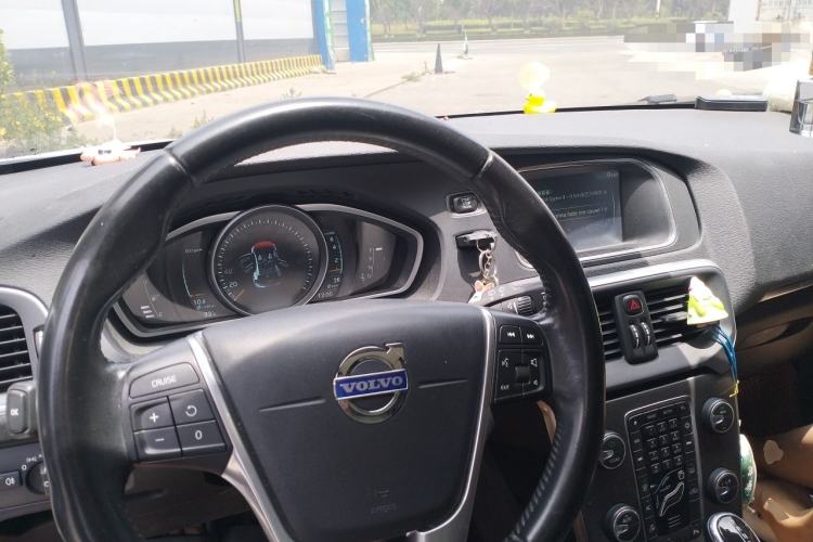 Used Volvo V40 2015 1.6T Zhiya Edition Center Console