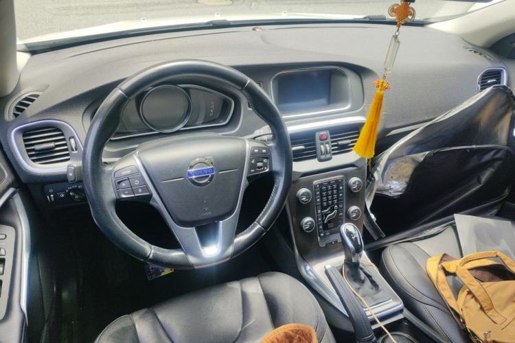 Used Volvo V40 2015 1.6T Zhiya Edition Center Console