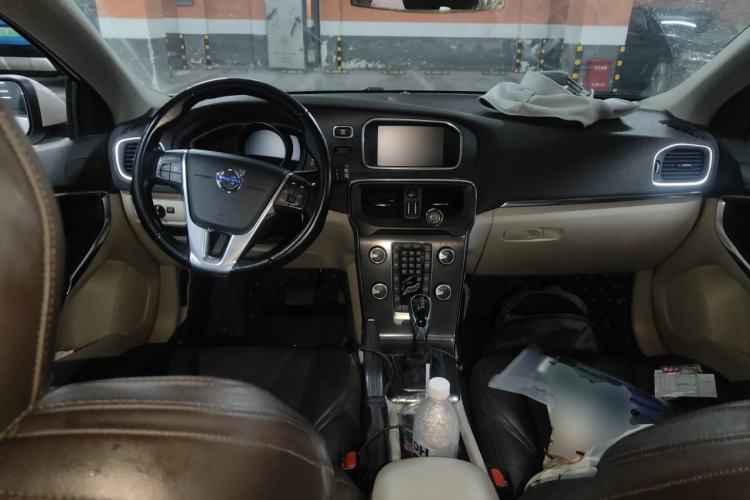 Used Volvo V40 2015 1.6T Zhiyi Edition Center Console