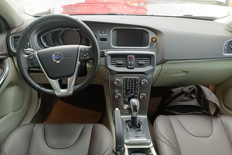 Used Volvo V40 2015 1.6T Zhiyi Edition Center Console