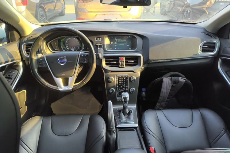 Used Volvo V40 2015 1.6T Zhiyi Edition Center Console