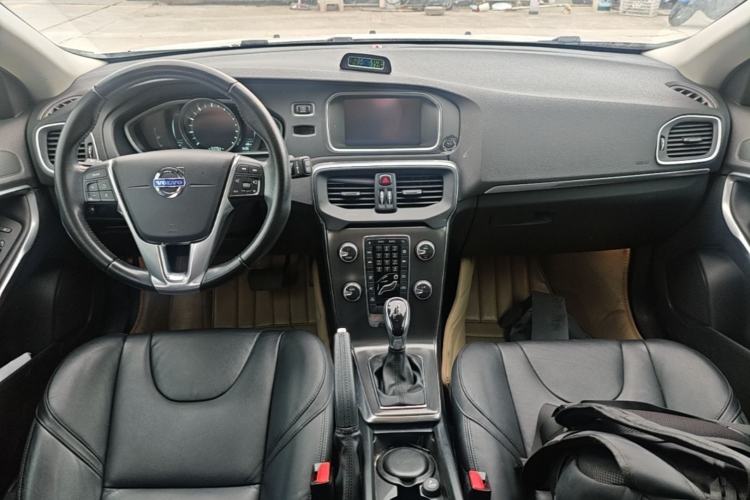 Used Volvo V40 2015 1.6T Zhiyi Edition Center Console